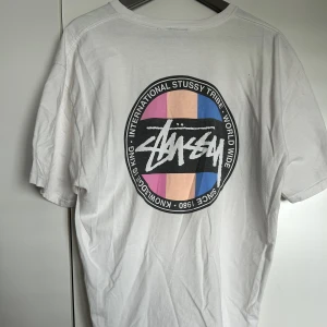 Stüssy  - Vit stüssy tröja med tryck på ryggen