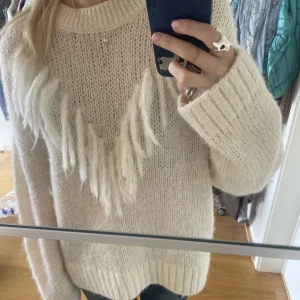 Stickad tröja - Jättefin otherstories tjocktröja med fransar ❤️ Storlek M och sitter mysigt oversize på mig som har XS. Nypris runt 800kr. Jag har klippt bort översta fransarna (syns inte alls) för den var finare så. 