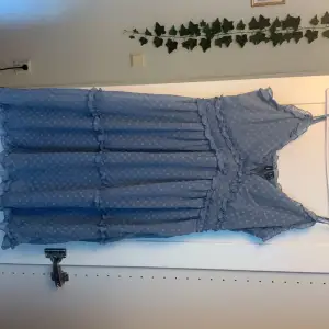 Super läcker blå klänning från Vero Moda förra året, perfekt till sommaren!❤️‍🔥🤩 Aldrig använt pga den är för stor.  Skriv för fler bilder  Ny pris: 450 Säljer för: 300+frakt  
