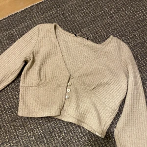 Kroppad tröja - Jätte fin kroppad tröja, använd fåtal gånger 