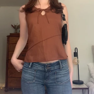 Brun topp - Unik topp i typ mockamaterial med cutout framtill och dragkedja baktill, från Hennes alltså vintage H&M! 💕