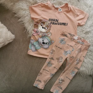 Paw Patrol set stl 86 - Så himla fint set från H&M med Paw Patrol, stl 86 Riktigt somrig med sin korallfärg!   I jättefint använt, men sparsamt skick.  Endast lite ytluddig efter tvätt  100:_