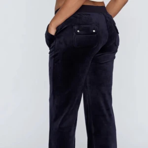 Juicy byxor - Ett par mörkblåa juicy couture byxor i storlek M, har tyvärr inga snören därav billigt pris. GRATIS FRAKT!💕