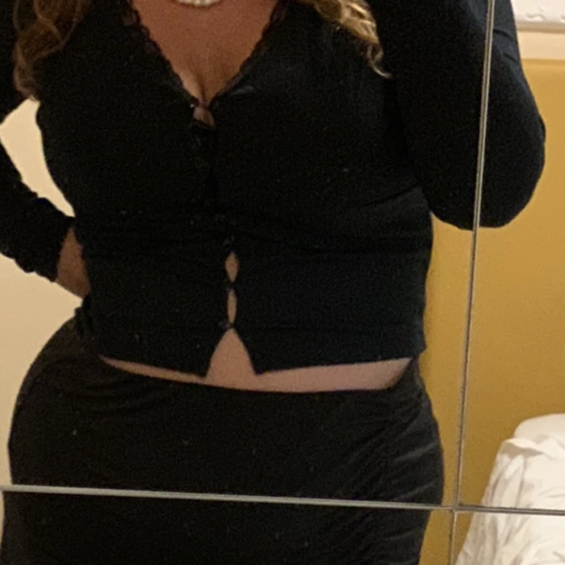 Svart topp med knäppning  - 90