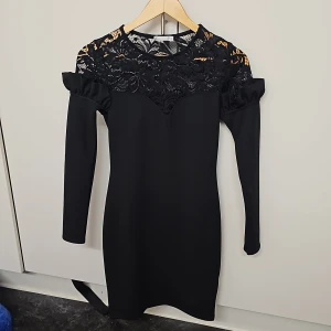 Festklänning  - En fin festklänning som jag har haft på mig endast en gång, den sitter fin och tajt på kroppen. Ärmarna är lite tajta så den hade även passat en XS 