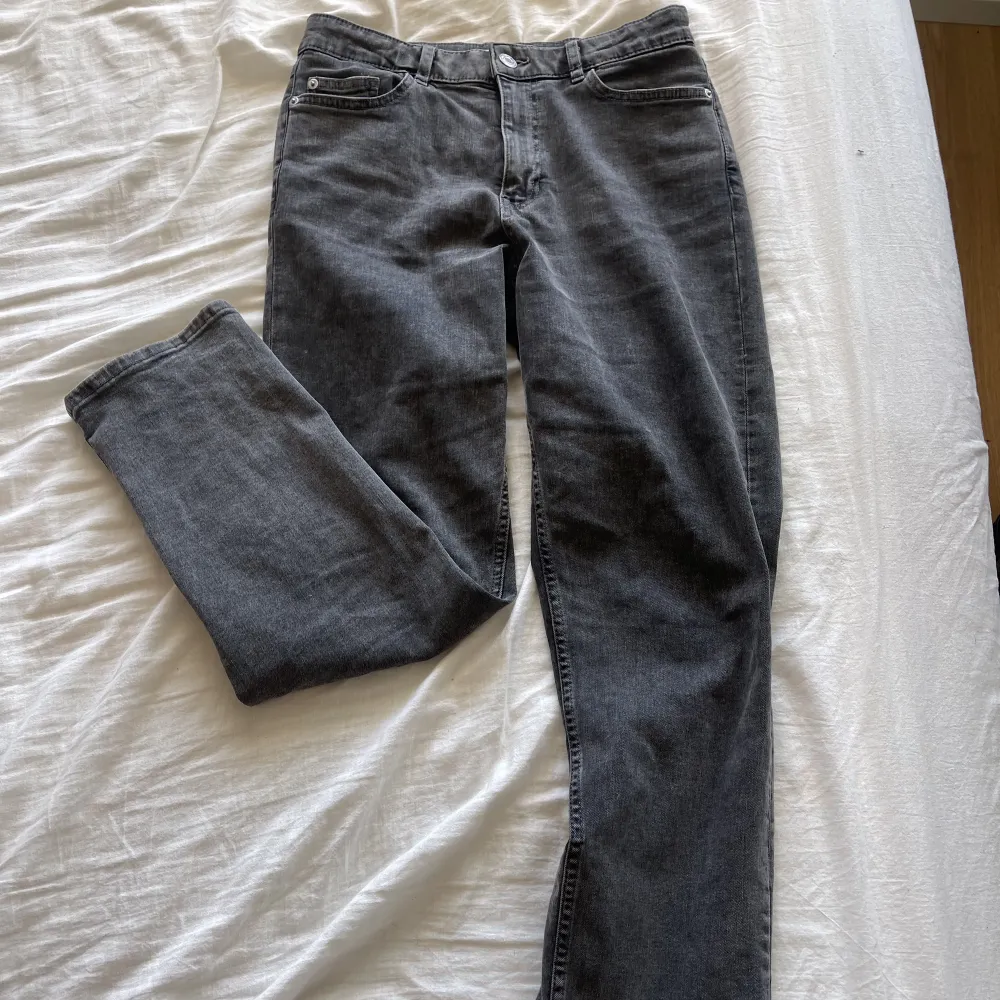 Säljer dessa gråa snygga jeans som knappt är använda dvs bra skick❣️. Jeans & Byxor.