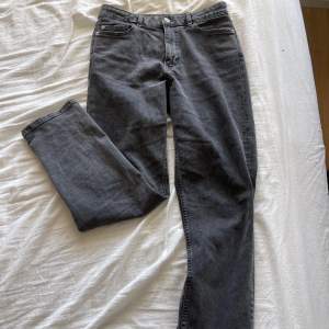 Säljer dessa gråa snygga jeans som knappt är använda dvs bra skick❣️