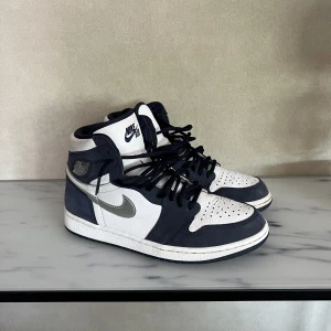 Jordan 1 Midnight Navy - Riktigt feta Jordan 1 Midnight Navy köpt på StockX. Storlek 42-42.5 och skicket är 8/10 då de används fåtal gånger. Orderbekräftelse finns.