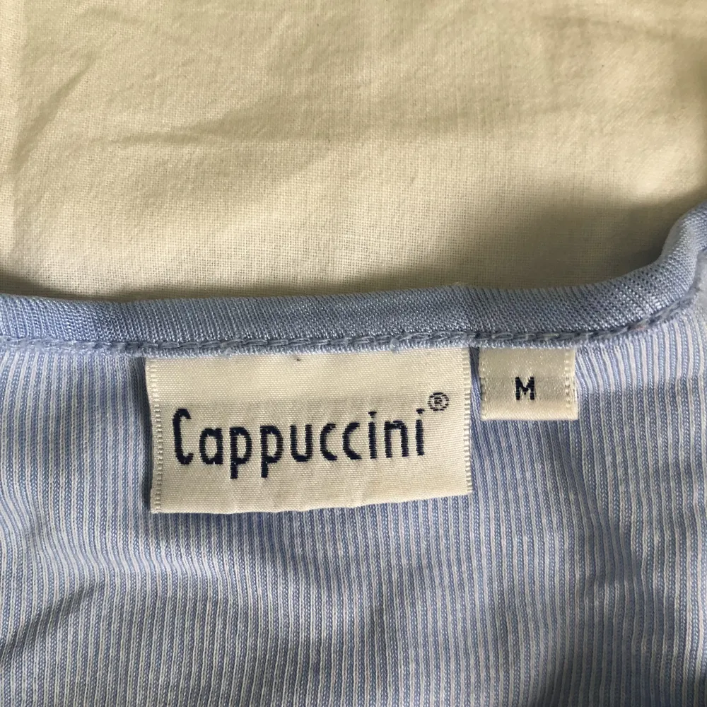 Ljusblå T-shirt/blus från Cappuccini i storlek M, men skulle säga att det är en S 💕. T-shirts.