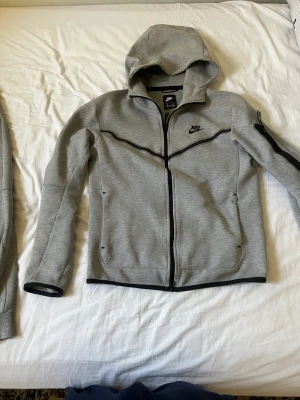 Nike Tech Fleece  - Riktig skön, använder inte längre och därför vill sälja. Priset är fast