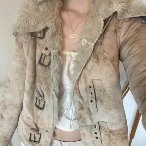 Armani jacka - Intressekoll! Så himla fin vintage jacka från Armani🌺🌸 om du är intresserad kan du skriva ett pris du kan tänka dig betala, frakt tillkommer