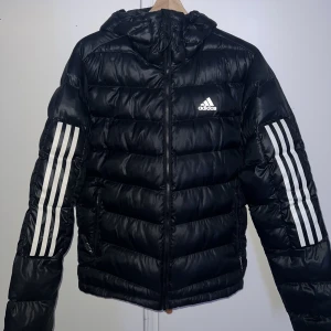 Adidas jacka  - Säljer en adidas jacka som är använd få gånger. 
