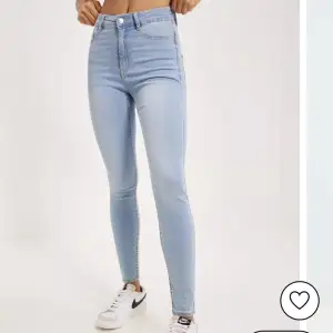 Ginas Molly jeans i ljus blå färg, aldrig använd. Storlek S. Säljer för halva priset då det inte finns några defekter/fel på dom. 150 kr.