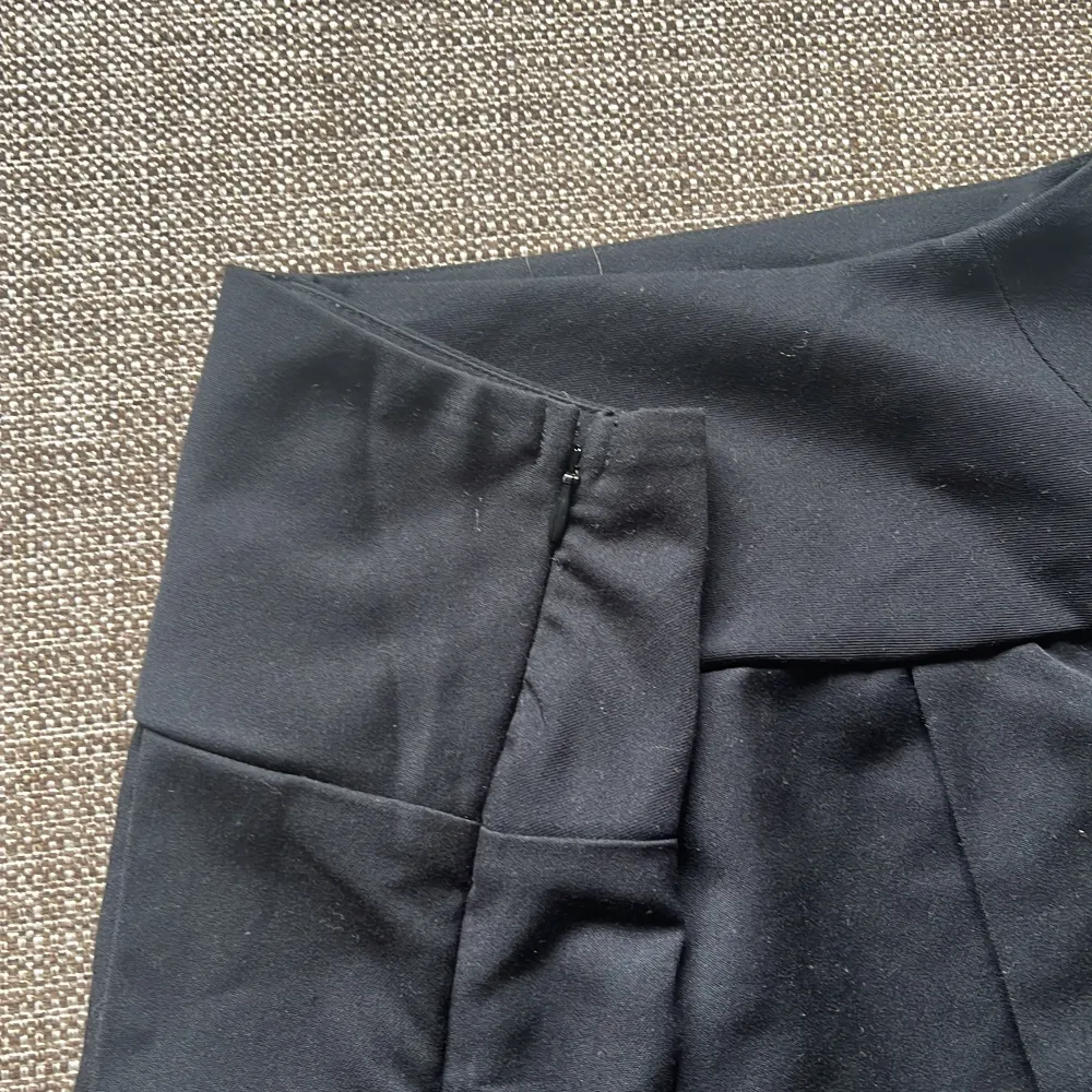 Jätte söt svart tenniskjol som inte använts mycket. Bra skick och har en dragkedja på sidan🫶Säljs på grund utav att det inte är min stil längre🥰. Kjolar.