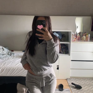 Grå juicy sett - Säljer min gråa juicy sett, inte haft den länge. Koftan i S oxh byxorna Xs. Säljer pga jag tröttnat på färgen. Säljer hela settet. Annars kan jag tänka byta färg med någon.❤️ Kan även byta med samma färg fast byxor i xxs oxh kofta i S