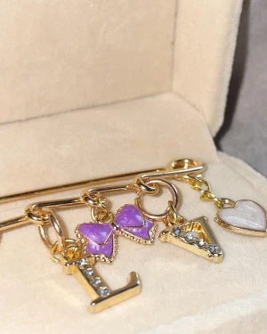 Babygåva - Skräddarsy din egen babypin till den nyfödda eller till dop🤍