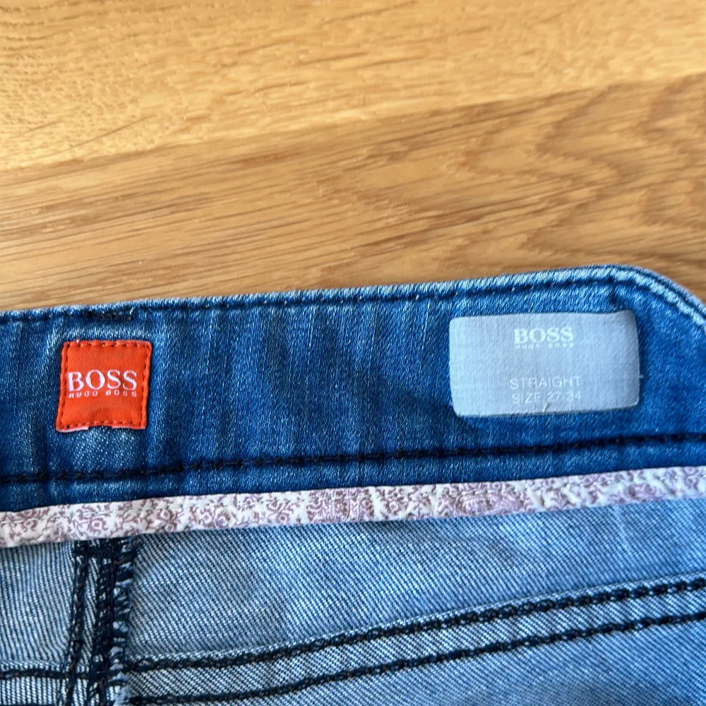 Jättesnygga jeans från Hugo Boss, modellen är rakbent och lågmidjat😚 Säljer pga av att de är för stora, annars i fint skick☺️För mer bilder/info kom privat👍. Jeans & Byxor.