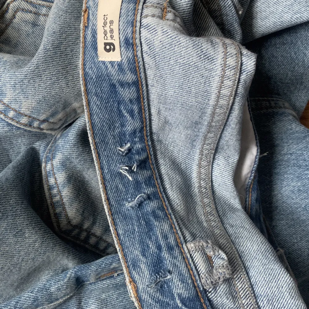 Low waist straight jeans från Gina Tricot. Storlek 36 säljer då de är för stora. Använda men i väldigt bra skick, har små hål på insidan av midjebandet då jag har knutit in dem men syns ej när dom är på. Skriv vid eventuella frågor💗. Jeans & Byxor.