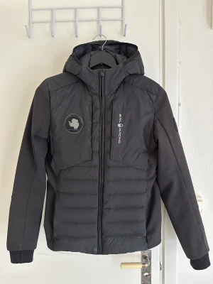 Sailracing jacka - Sailracing vårjacka i storlek XS men skulle säga att den passar en mindre S. Sparsamt använd, inga hål eller liknande.  Nypris 2799 Mitt pris 1600 Jag kan frakta men då står du för kostnaden
