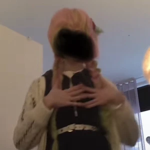 mitsuri peruk! - Hej! Säljer min mitsuri peruk! Den är somewhat stylad, använd 4gånger! Tar bara swish<3