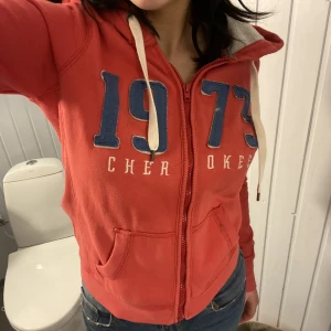 Röd zip tröja  - Röd zip tröja som jag inte använder. Pris kan diskuteras.☺️