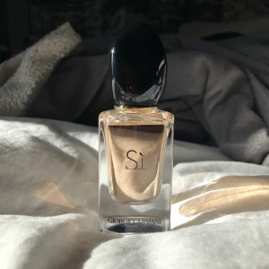 Parfym Sí - Säljer min parfym då doften inte passade mig lika mycket som min kompis💞 Endast testad ngr få gånger! Tyvärr är förpackningen slängd! Priset på kicks är 900kr🌟priset kan diskuteras.