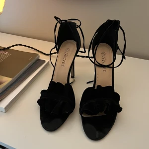 Svarta klackar - Ett par svarta klackar som passar till allt. Har köpt secondhand men i bra skick! 🪩💓