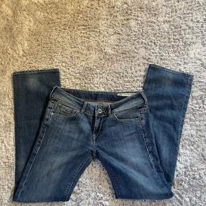 Supersnygga lågmidjade bootcut/straigh jeans från Tommy Hilfiger💕💕 Storlek W28 L32💕💕 Köp nu för 300kr💕