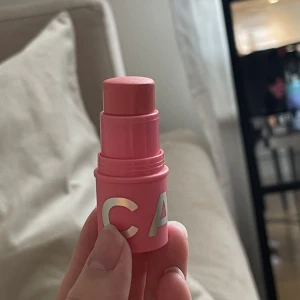 CAIA blush stick - Säljer denna blush stick från CAIA i färgen cotton candy. Bara testad lite så den är nästan full utom lite på ”toppen” men var ej min grej därav säljer vidare. Nypris 225 kr samt slutsåld på Caia för tillfället, mitt pris 100 kr + frakt 29 kr