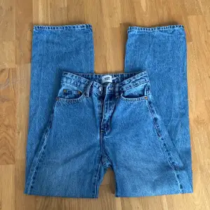 Blåa Boulevard jeans från Jeans från lager 157. Hög midja. Tajta till låren sedan är de utsvängda. Använt fint skick