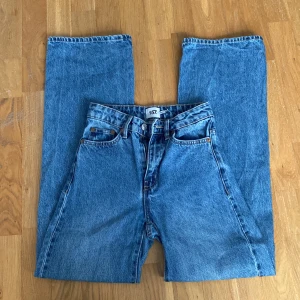 Blåa Jeans  - Blåa Boulevard jeans från Jeans från lager 157. Hög midja. Tajta till låren sedan är de utsvängda. Använt fint skick