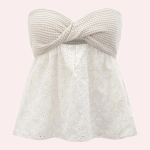 Vit topp - Vit/beige topp från Shein, helt ny och oanvänd, endast testad med lapparna kvar, storlek XS. Säljer då jag tycker den var lite liten vid brösten. Nypris 99kr. 