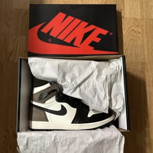 Jordan 1 Mocha - Jordan 1 Mocha  Helt nya (Endast laceade) Strl 44 Inkl kvitto. 
