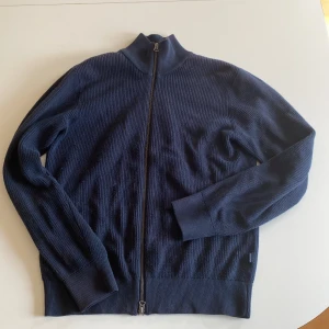 BLÅ HELZIP - Säljer min fina helzip tröja från Dobber i stl M! Jättefint skick, har inte lite. Nypris 599 säljer för 250