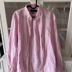 Linneskjorta - Linneskjorta som är för man, men passar både kvinnor och män.  Perfekt till sommaren. Slim.