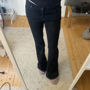 Svarta lågmidjade jeans - Svarta låga jeans som är köpta second hand🖤 Storlek 26 och jag är 168 lång som referens! :) ⭐️JUST NU ALLA JEANS PÅ MIN SIDA 95kr/STYCK⭐️