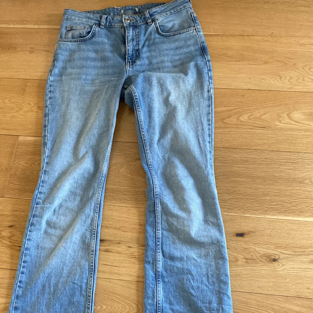 Midwaist jeans som var för stora i midjan för mig och har inte orkat returnera. Orginalpris 400kr. . Jeans & Byxor.