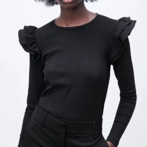 Fin topp zara - Super fin topp från zara! Den är i väldigt bra skick men säljs för att den inte används💓 skriv vid intresse eller om jag ska skicka fler bilder💞💞