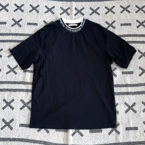 Acne Studios - Säljer min Acne Studios Tröja! Riktigt bra kvalite och väldigt bekväm att ha på sig! Kan matchas till alla olika typer av outfits! (Sitter som en Stor L) Nypris ca 2000kr Skick 9-10