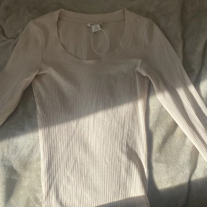 Långärmad tröja - Fin långärmad tröja i en beige-aktig färg, super stretchig och använd 1 gång, (rensar gaderob) frakt tillkommer 💕