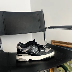 New balance 550 - Säljer mina älskade New balance 550 i färgen grå/svart då dom inte kommer till användning. Denna färgen är slutsåld och säljs för 3500kr och uppåt hos återförsäljare. Skorna är varsamt använda och har inga defekter. Stl 38. Kan mötas upp i stockholm annars står köparen för frakten. Pris kan diskuteras vid snabb affär