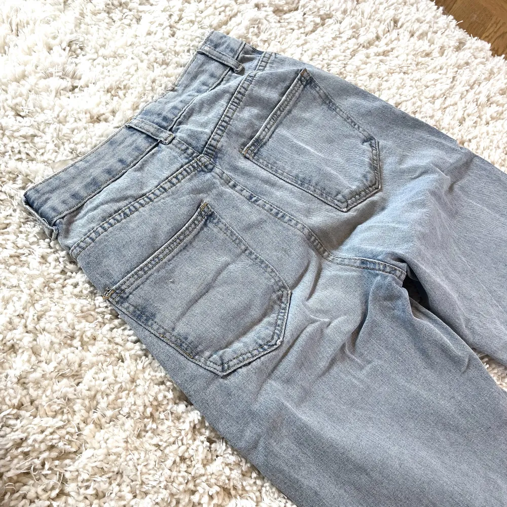 Säljer dessa blåa super fina jeansen! Rätt slitna därför de låga priset! Frakt tillkommer 40kr spårbar❗️ Storlek = XS. Jeans & Byxor.