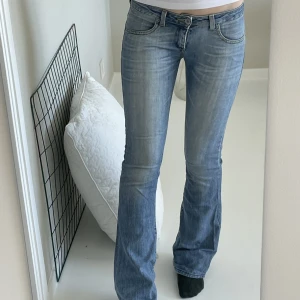 Lågmidjade jeans - Säljer världens snyggaste lågmidjade jeans!! Passar bra på mig i längden som är 172, och skulle tro att de motsvarar en xs i storleken😍😍köp direkt: 600kr!!