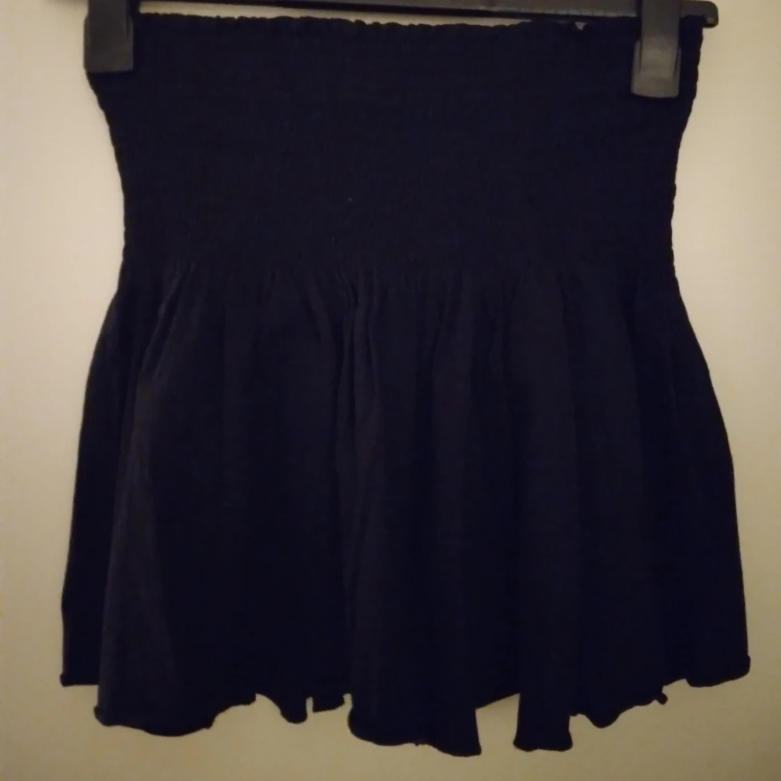 Svart kort kjol från Att/Åhléns. Bomull. Strlk: 34, XS. Helt NY & OANVÄND.