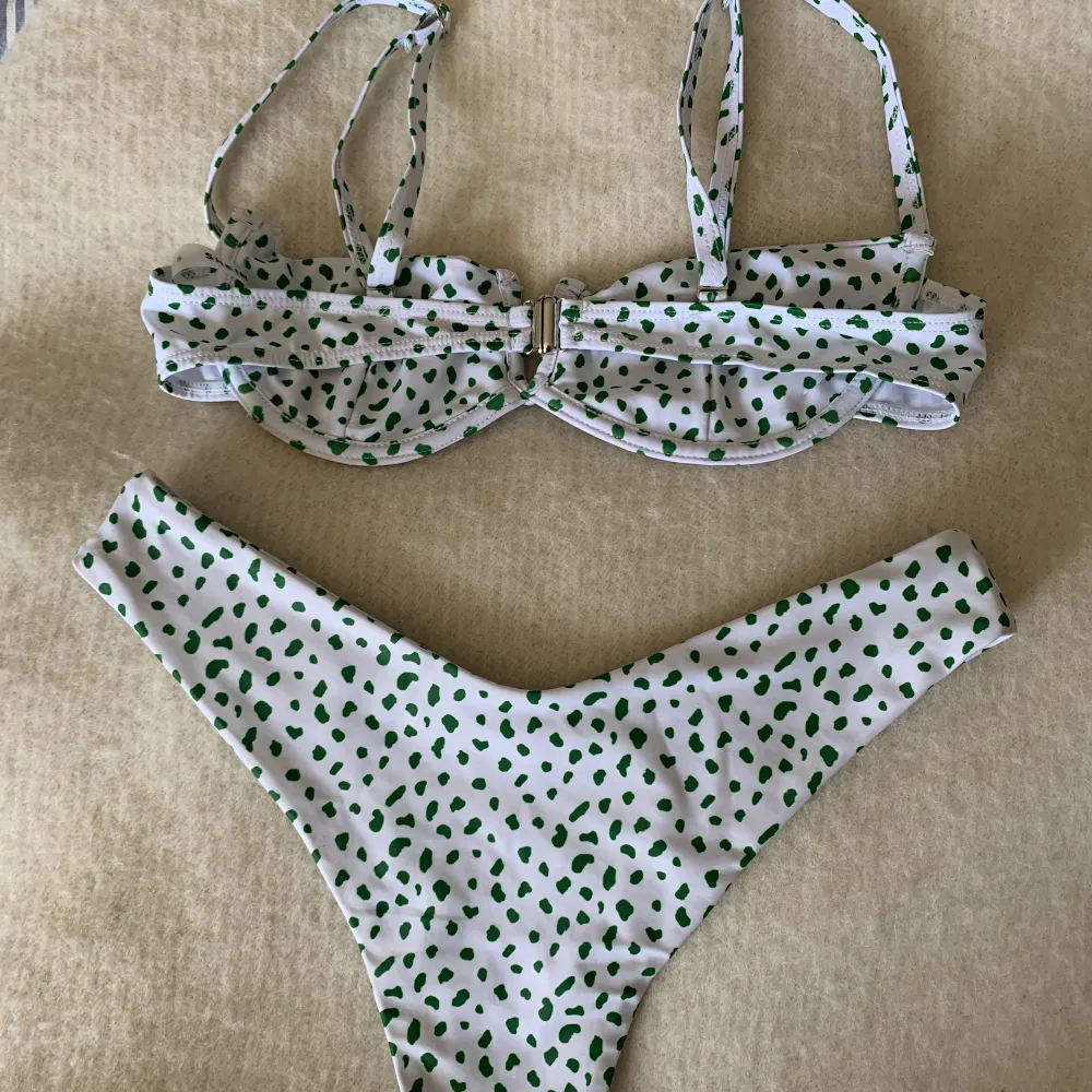 Vit bikini med gröna prickar. Fint skick & självklart tvättad! 🍉 passar xs och S. Övrigt.