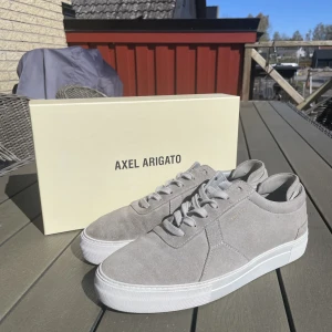 Arigato ljusgrå skor  - Arigato platform sneaker i färgen ljusgrå. Några få missfärgningar men inget som syns tydligt. Priset går att disukteras. Köparen står för frakt, 109kr spårbar.