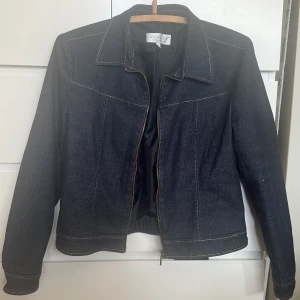 Jesns Jacka  - Jeans jacka från hennes collection i storlek 42 men jag har xs-s i Jack storlek så den sitter som en xs-s beroende hur tight man vill den Ska sitta 