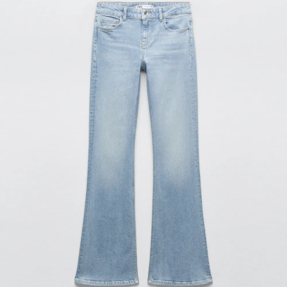 Intressekoll! Funderar på att sälja mina nya zara jeans som heter ”JEANS Z1975 FLARE LÅG MIDJA” Prislappen kvar!💗🙌Köpta för 399kr, och slutsålda i 32💕. Jeans & Byxor.