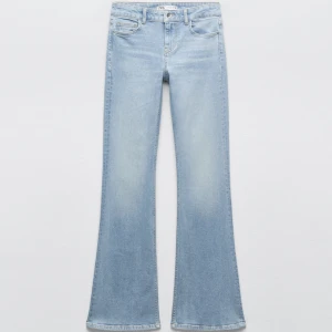 Zara lågmidjade flare - Intressekoll! Funderar på att sälja mina nya zara jeans som heter ”JEANS Z1975 FLARE LÅG MIDJA” Prislappen kvar!💗🙌Köpta för 399kr, och slutsålda i 32💕
