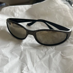 Vintage solglasögon - Snabba och coola bollé brillor till sommaren! Snakeskin motiv. Köpta i London på Menage vintage 